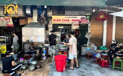 people outside bun cha cua dong