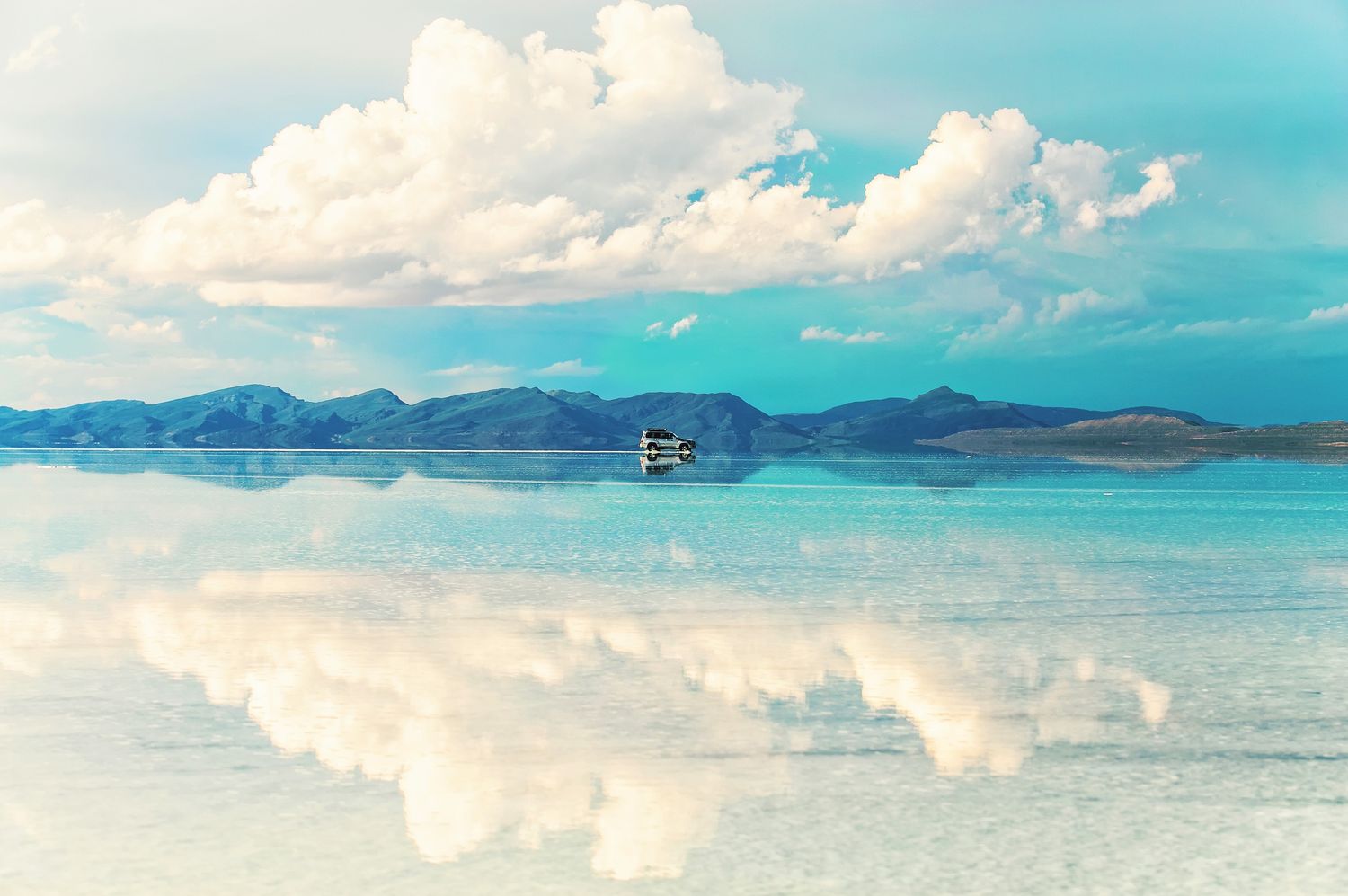 Traveleverywhere | Vẻ đẹp siêu thực của Salar De Uyuni - Cánh đồng muối lớn nhất thế giới