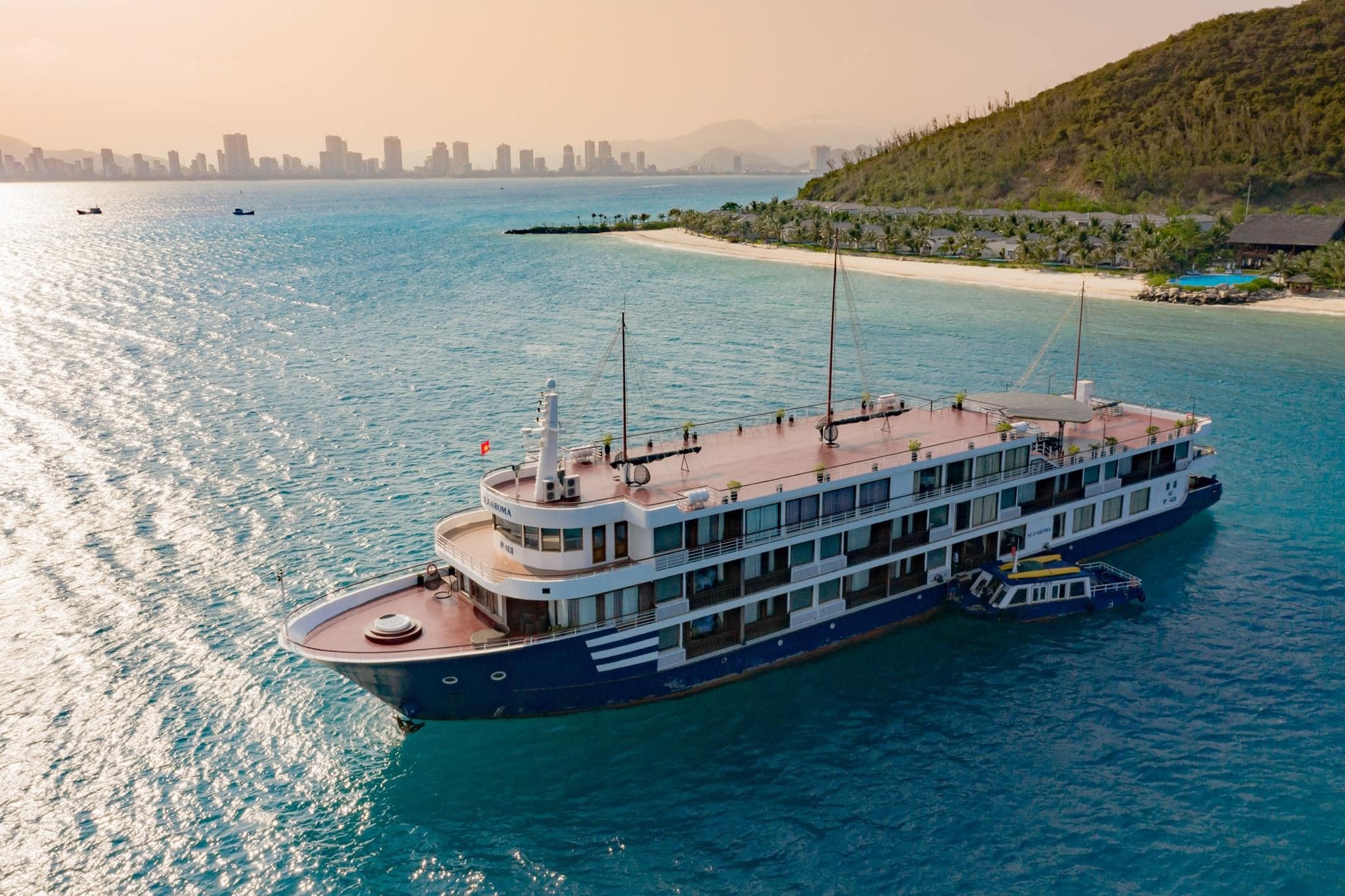 Ưu Đãi 2023] Tour Du Thuyền Sealife Ngắm Hoàng Hôn Vịnh Nha Trang Giá Rẻ