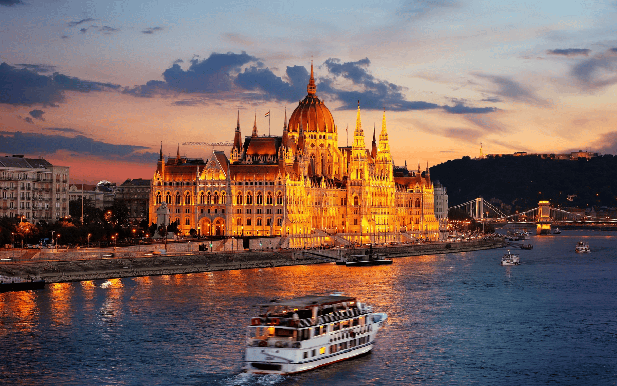Những hoạt động giải trí và du lịch tại Hungary - Portico and Bridge