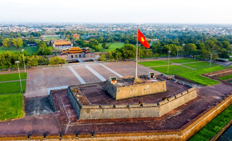 Khám phá Kỳ đài Huế, nơi ghi dấu nhiều trang sử Việt Nam, với bầu trời xanh  biếc và cột cờ cao vút!