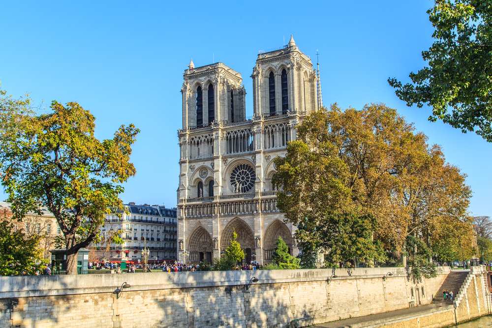 Du lịch Pháp - Nhà thờ Đức bà Paris mang kiến trúc cổ kính linh thiêng