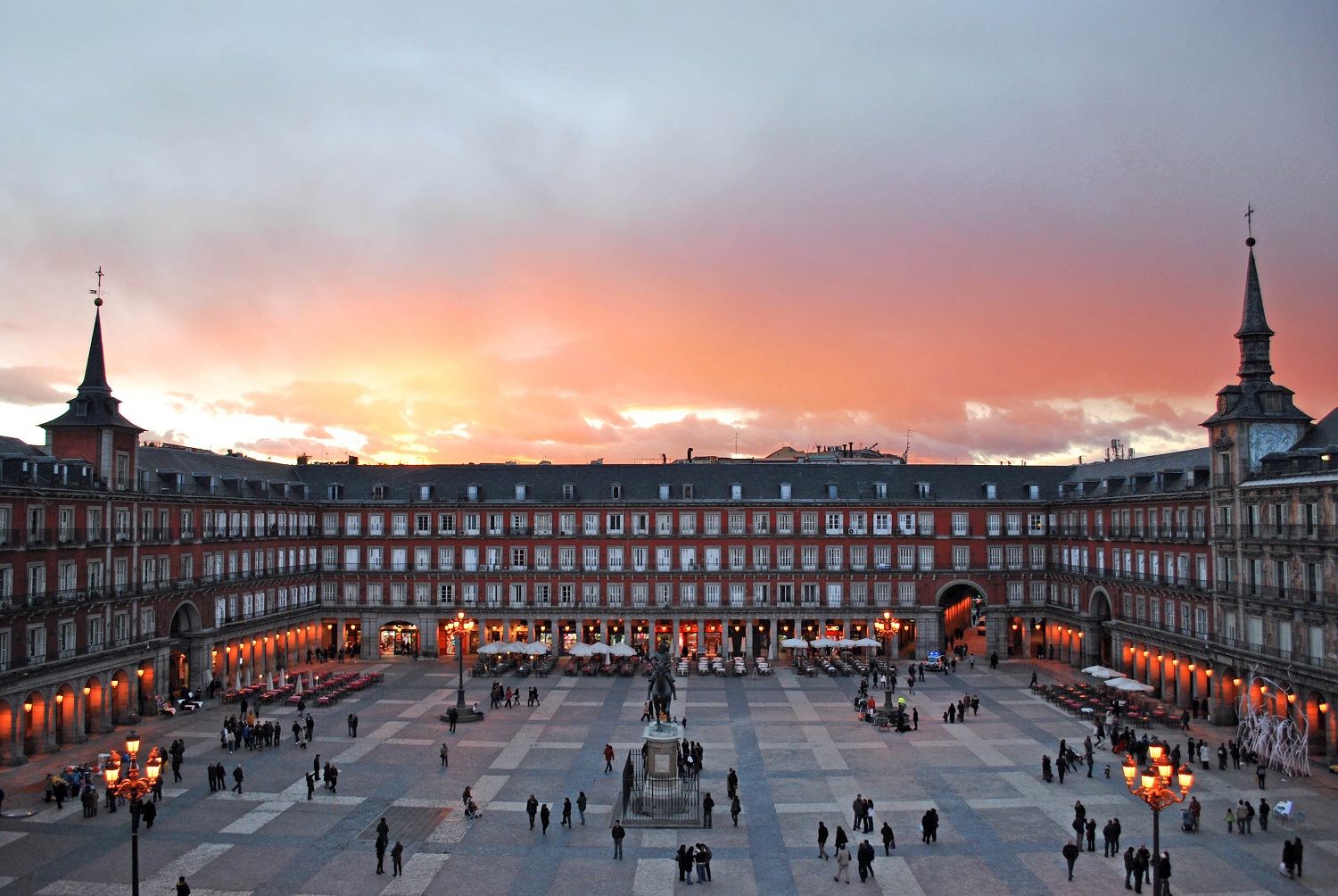 Plaza Mayor - Quảng trường đẹp nhất thủ đô Madrid - Saco Travel