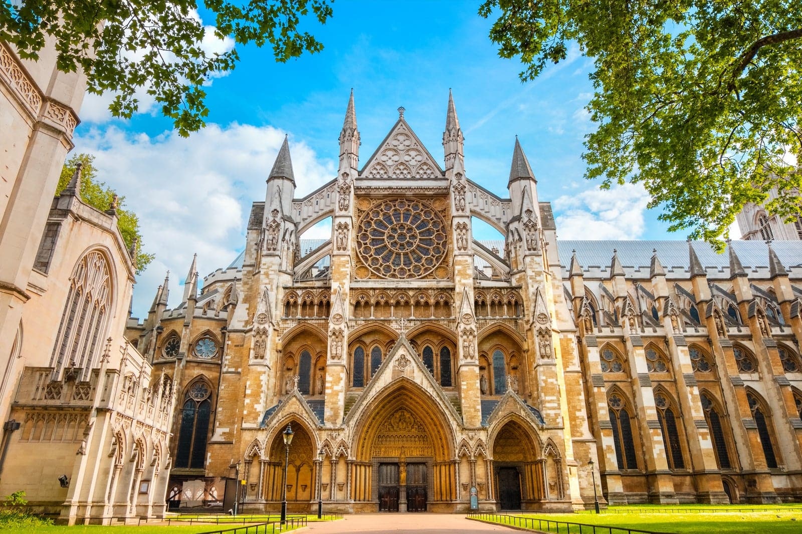 Tu viện Westminster gắn liền với những sự kiện lịch sử của Hoàng gia Anh - Saco Travel